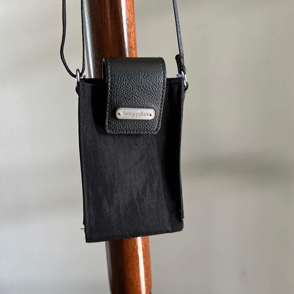 Baggallini small black phone crossbody with ID/card holder